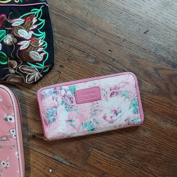 10 For $10 M&M Black and Red Shoulder Bag with Floral Patterns - Picture 5 of 13